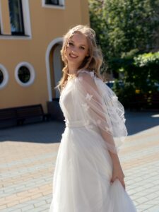 Tulle A-line wedding dress with V-neck and sleeves