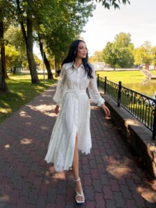 Short lace wedding dress with a shirt collar and long sleeves