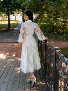 Short lace wedding dress with a shirt collar and long sleeves