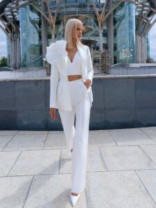 Three-piece bridal set with a detachable flower brooch