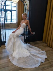 Mermaid wedding dress with ruffled skirt