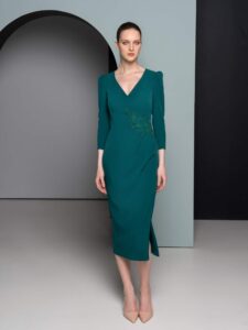 Cocktail dress with 3/4 sleeves and floral embroidery