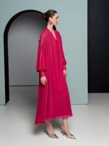 Flowing dress with detailed long sleeves
